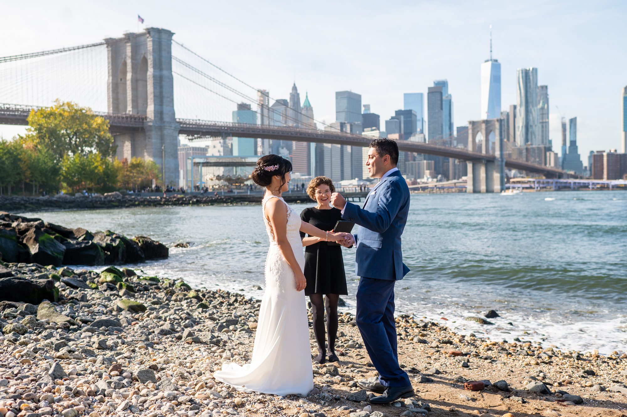 A couple eloping in Brooklyn Bridge Park