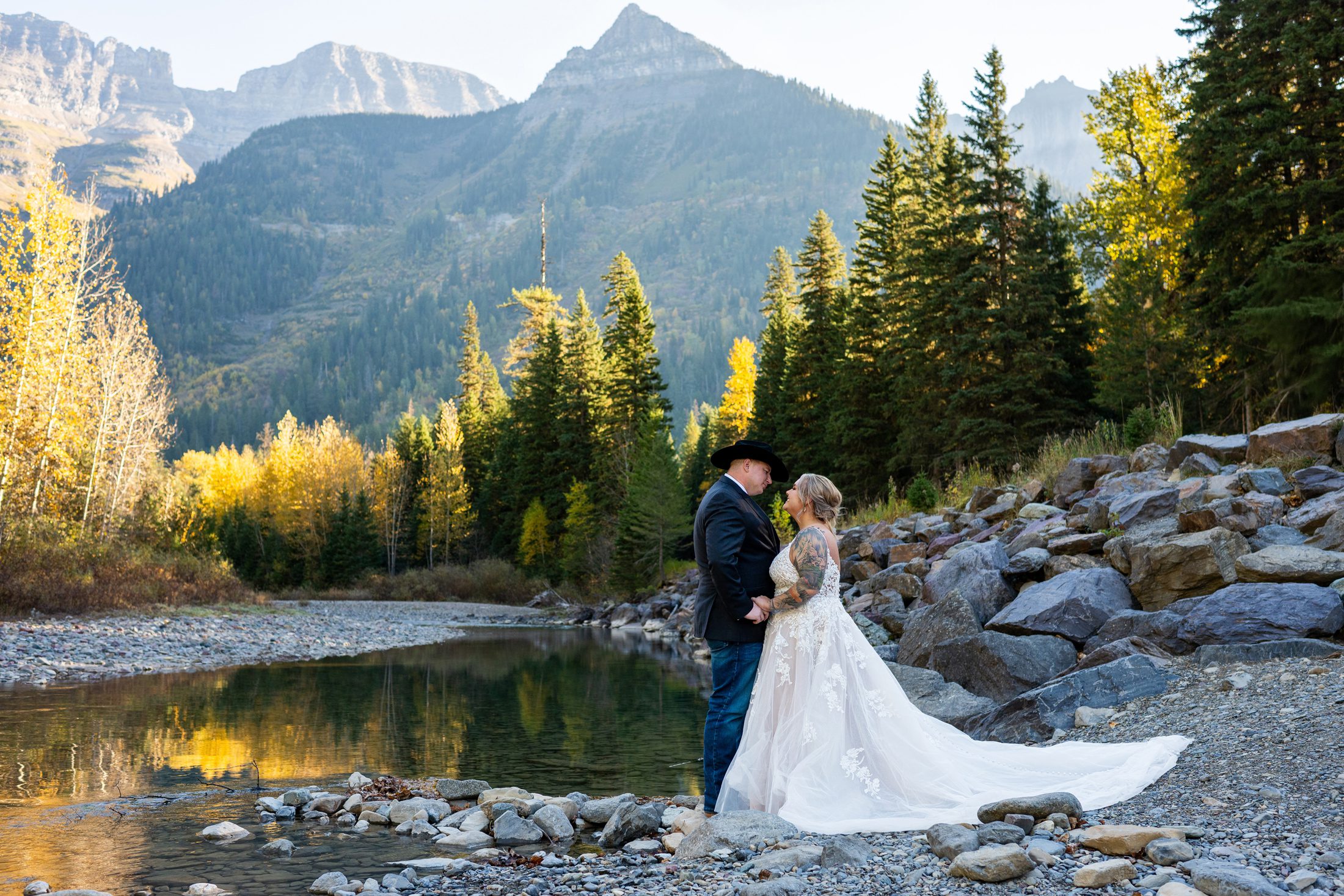 Wedding couple eloping in Glacier National Park